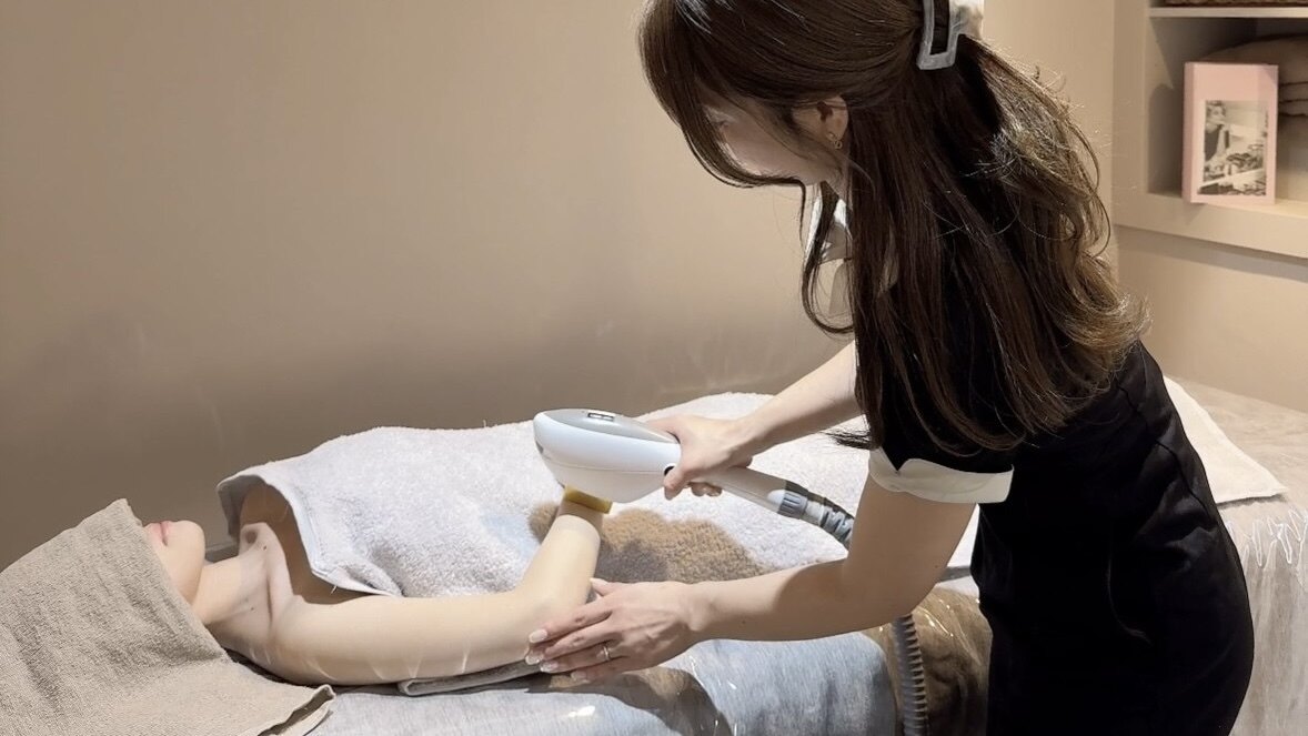 lumのスタッフが施術ルームで光脱毛を行う様子